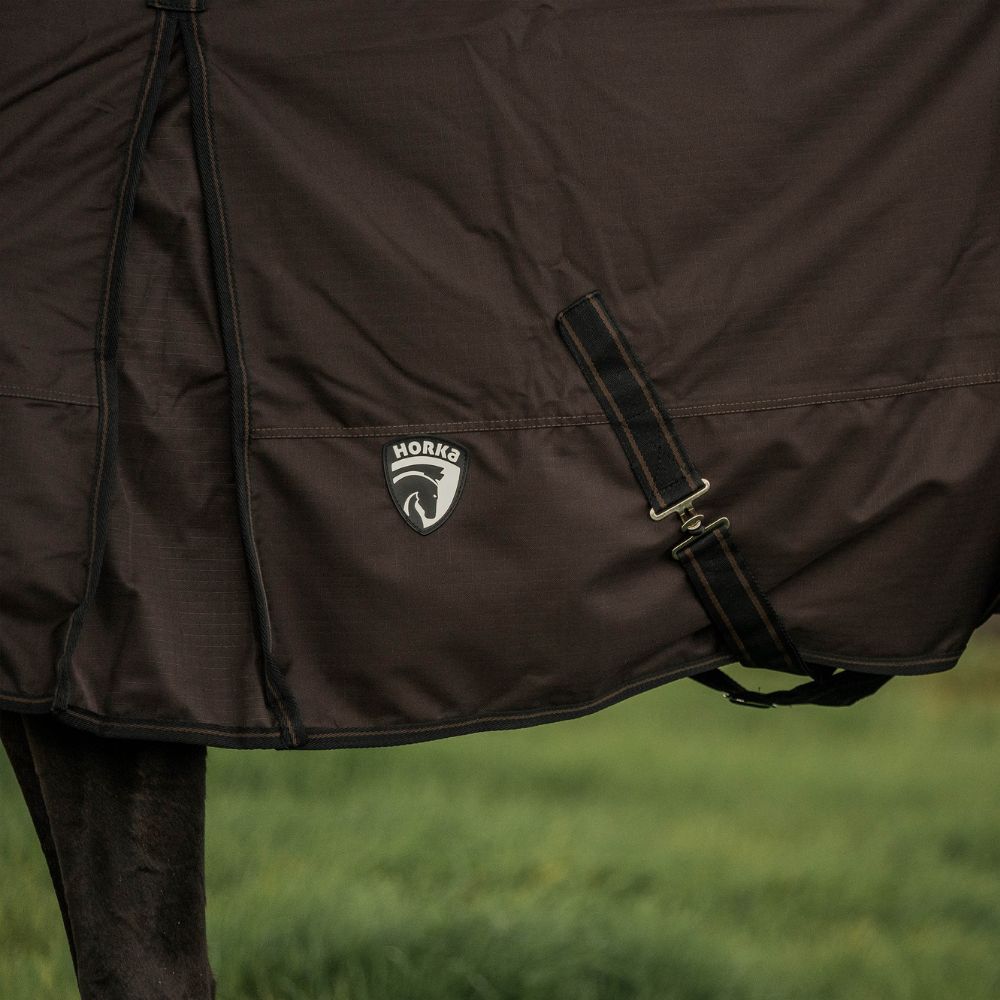 horka outdoordeken donkerbruin close up van het logo