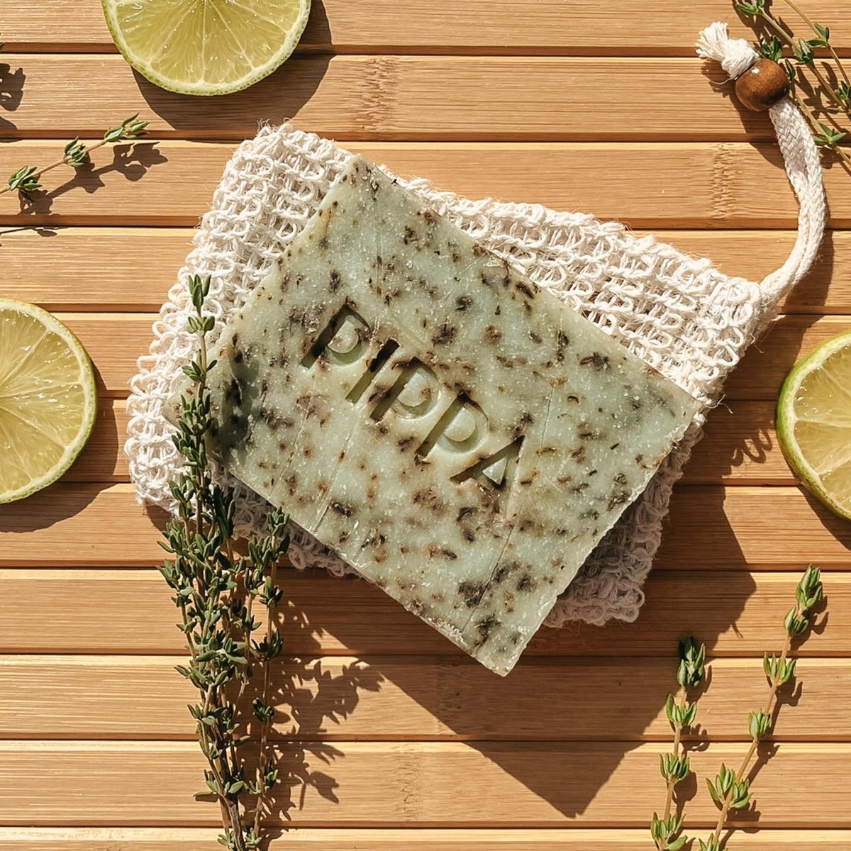 pippa paardenshampoo thyme en bergamot shampoobar ligt op tafel met het sisa zeepzakje
