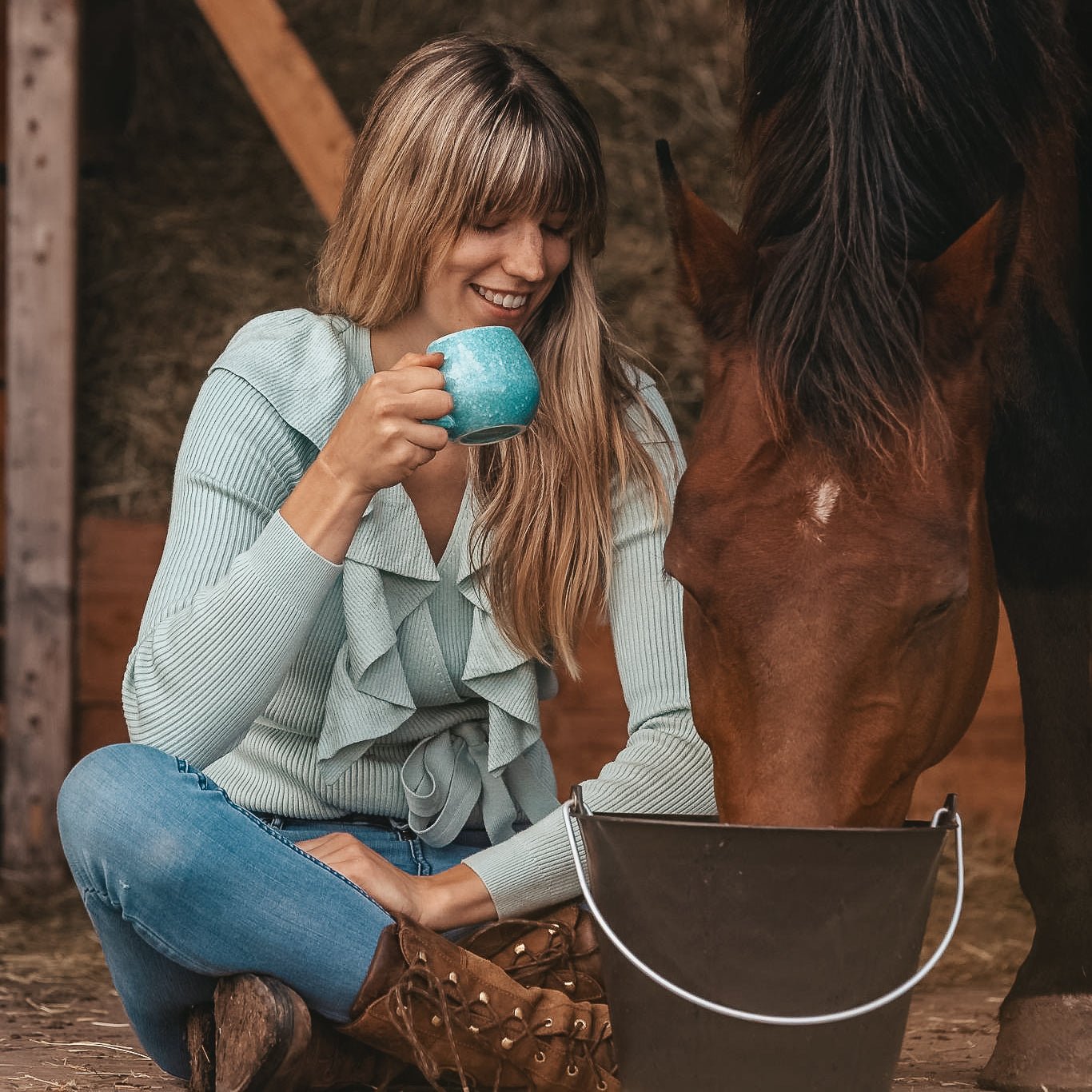 Een dame drinkt samen met haar paard kruidenthee voor paarden 