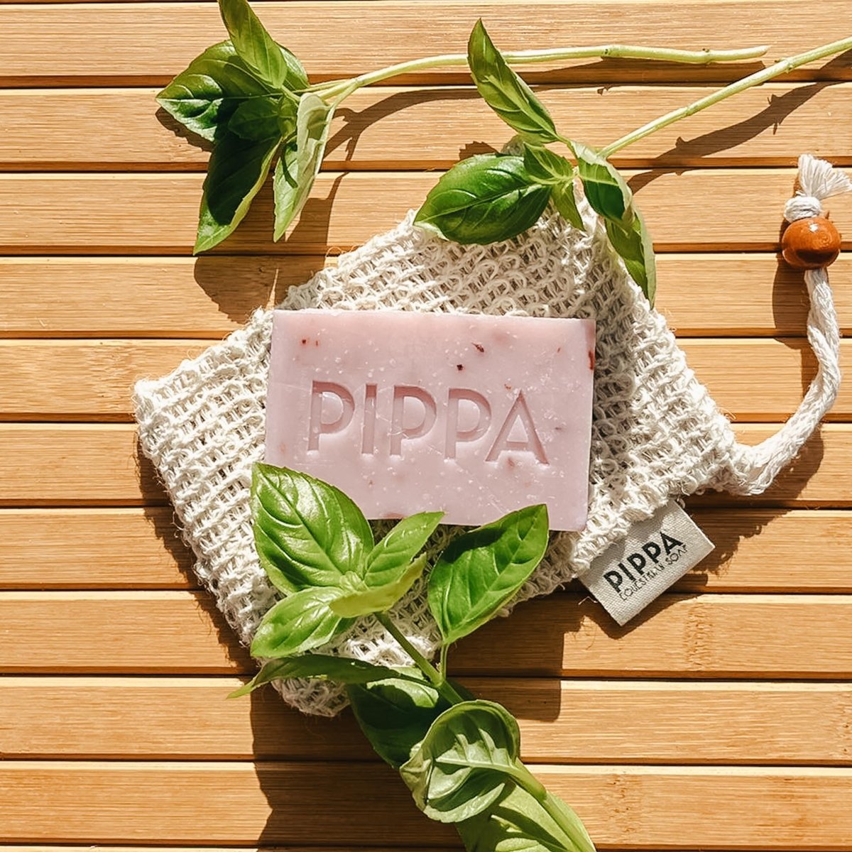 pippa honden shampoo lavender basil shampoo bar voor honden ligt op tafel met het sisal zeepzakje