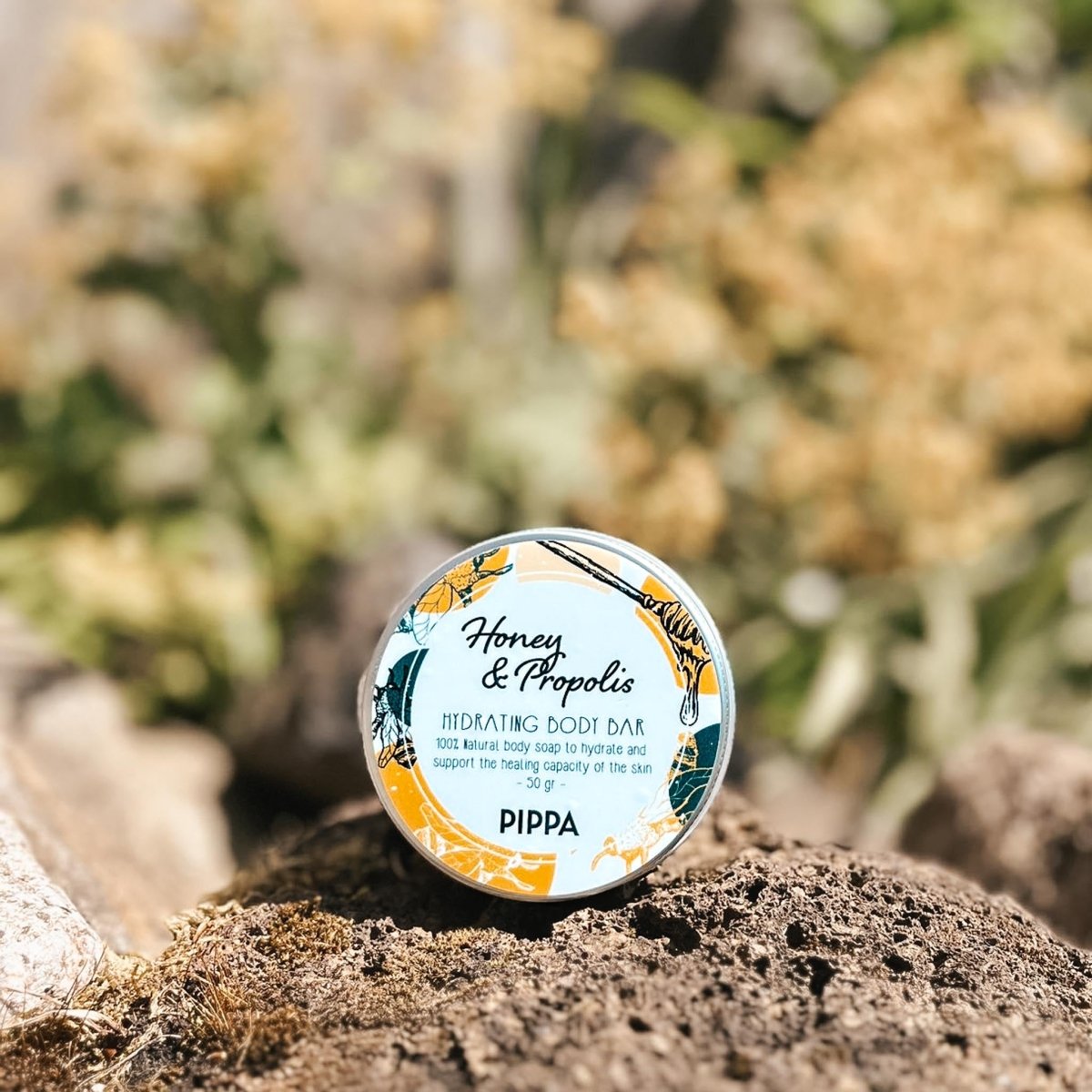 pippa hydraterende bodybar honey en propolis afgebeeld in de natuur in het blikje 