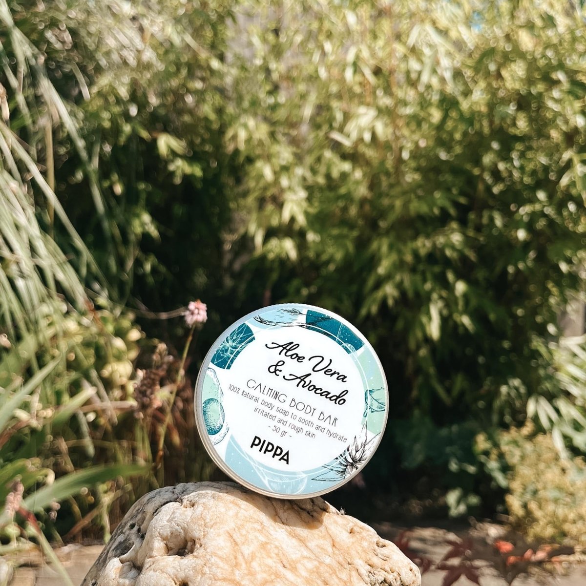 pippa kalmerende body bar aloe vera en avocado in een blikje afgebeeld in de natuur