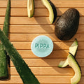 pippa kalmerende body bar aloe vera en avocado op tafel met avocado en aloe vera
