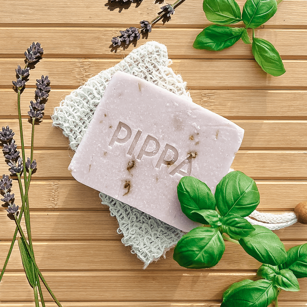 pippa paardenshampoo lavender en basil shampoo bar op tafel met de ingredienten erbij