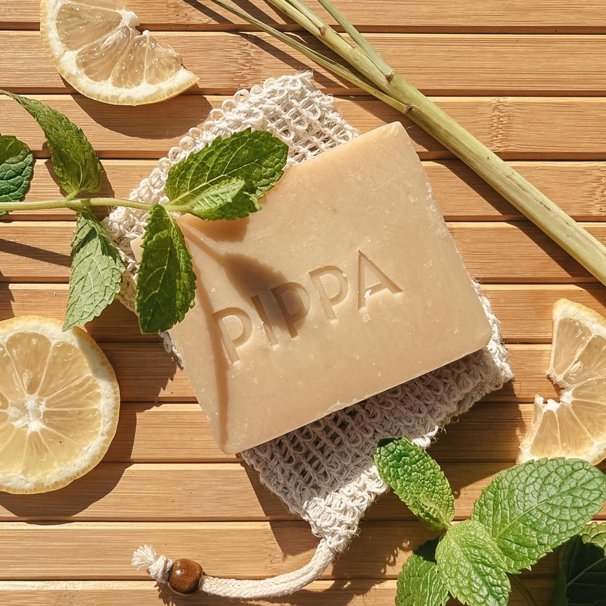 pippa paardenshampoo lemongrass mint shampoobar met sisal zeepzakje op tafel