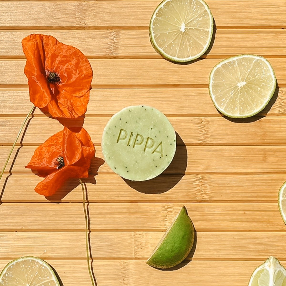pippa scrub bodybar poppy seed lime ligt op tafel