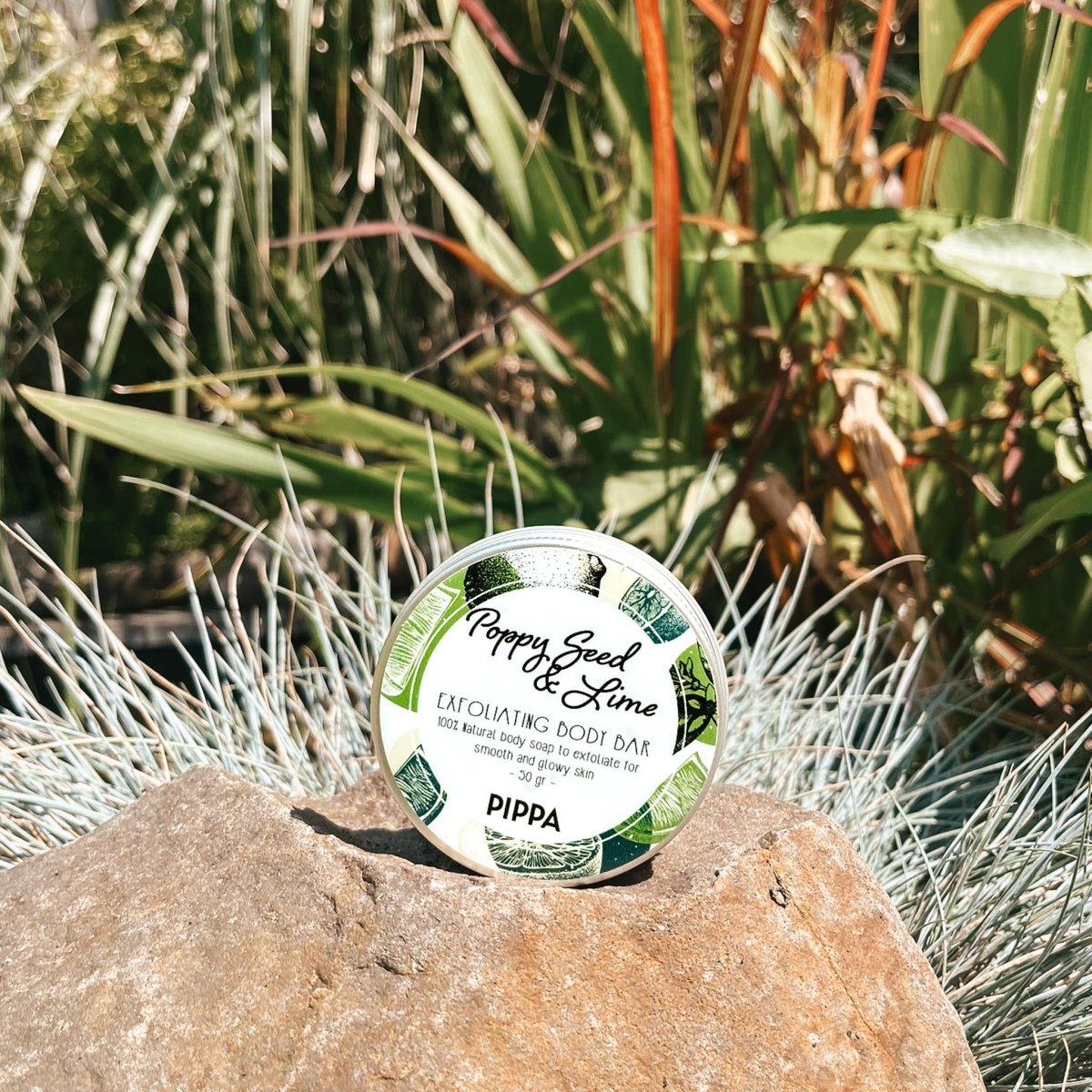 pippa scrub body bar poppy seed lime in verpakking in de natuur 