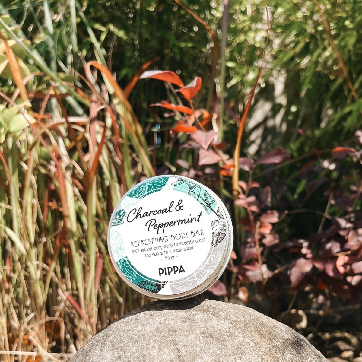 pippa verfrissende body bar charcoal en peppermint in verpakking een blikje in de natuur