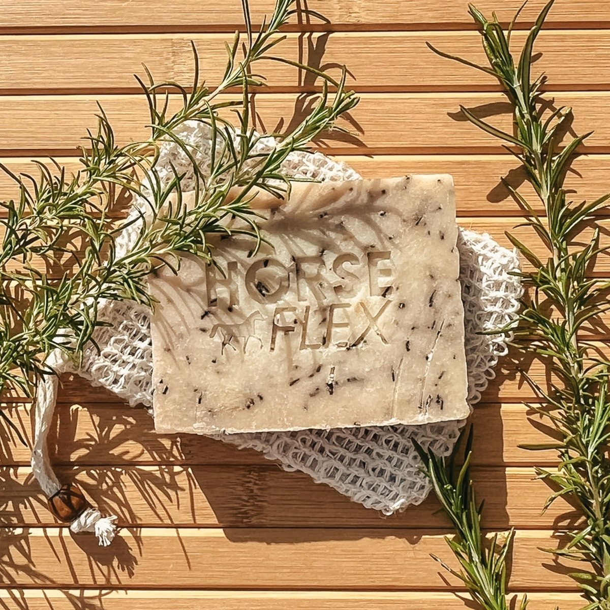 pippa horseflex paardenshampoo magnesium rosemary shampoobar met rozemarijn en magnesium ligt op tafel